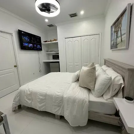 Lovers Cove Tamiami Exterior photo