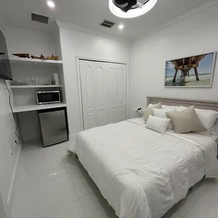 Lovers Cove Tamiami Exterior photo