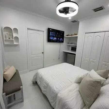 Lovers Cove Tamiami Exterior photo