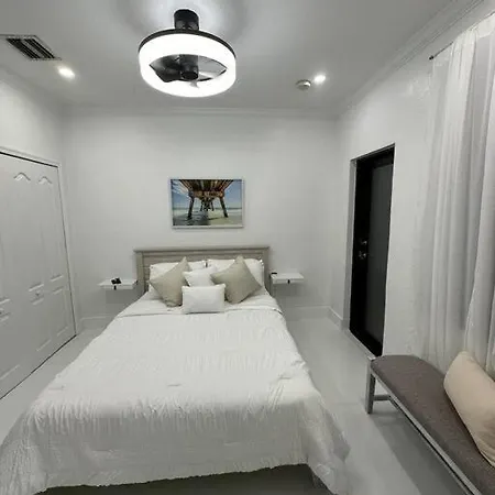 Lovers Cove Tamiami Exterior photo